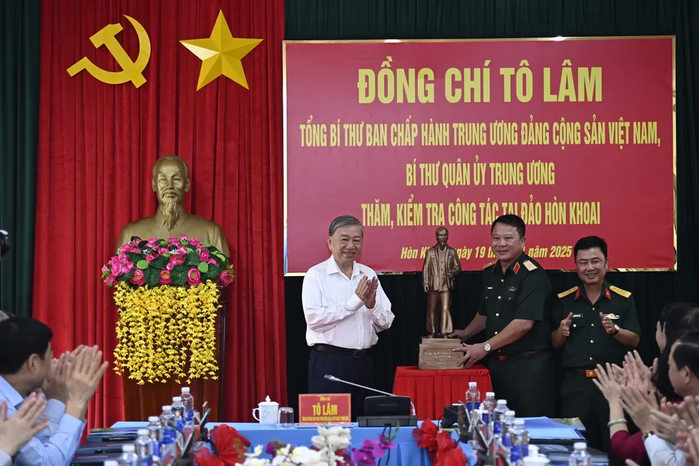 Tong Bi thu tang qua binh doan 12.JPG