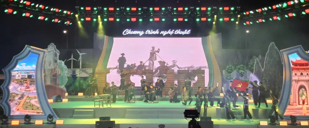 Performance artística que recria a revolta de Hon Khoai. 4286432832134339413.jpg