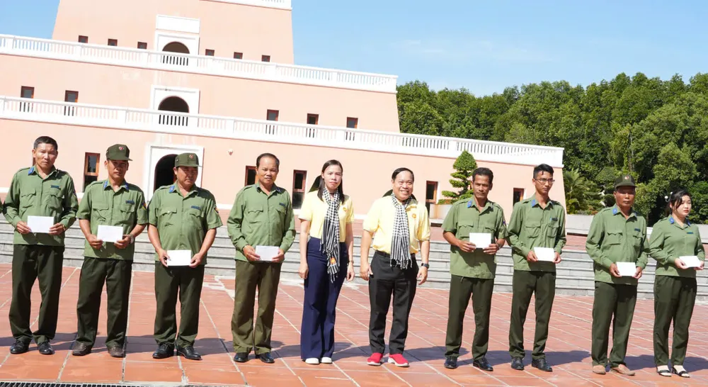 តំណាងគណៈប្រតិភូបានប្រគល់អំណោយដល់កម្លាំងការពារព្រៃឈើ។ 2711803516931015580.jpg