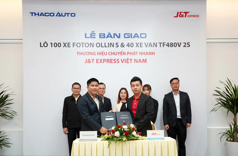 Đại diện THACO AUTO (bên trái) và đại diện J-T Express Việt Nam ký kết bàn giao lô 140 xe hinh-1-dai-dien-thaco-auto-ben-trai-va-dai-dien-j-t-express-viet-nam-ky-ket-ban-giao-lo-140-xe-8441.jpg