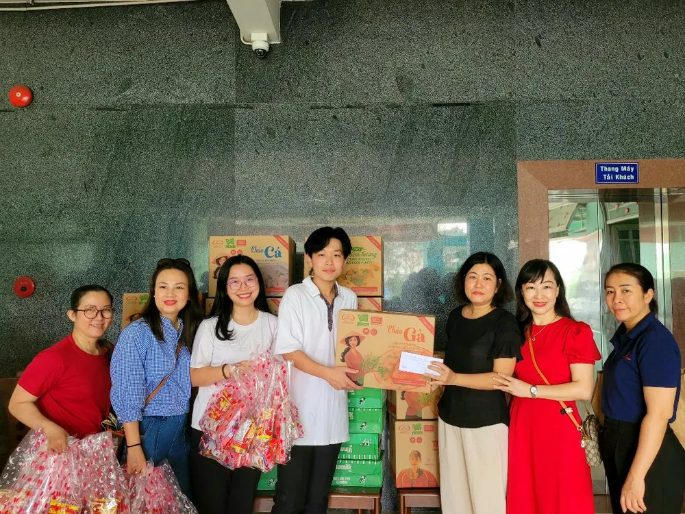 Đại diện tập thể phụ huynh, học sinh lớp 11A9 Trường THPT Lê Quý Đôn, quận 3 tặng quà tết đến Đại diện Trung tâm nuôi dưỡng trẻ em mồ côi, khuyết tật Tam Bình - TP Thủ Đức