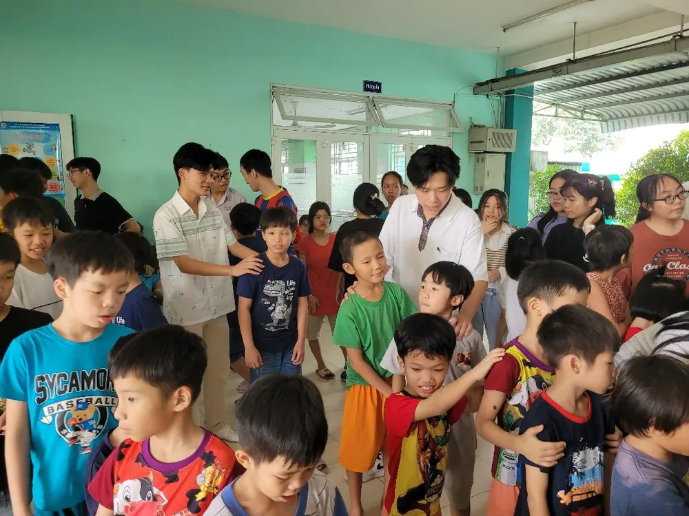 Các em học sinh giao lưu với các trẻ em tại Trung tâm Tam Bình - Thủ Đức lqd5-334.jpg
