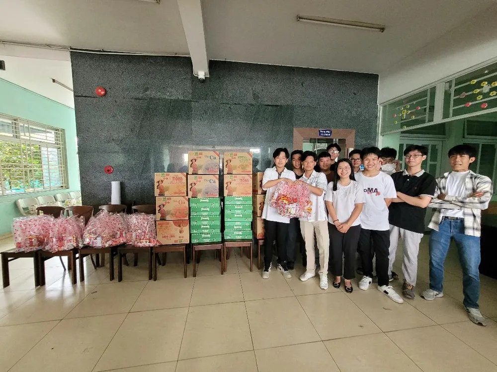 Tập thể học sinh lớp 11A9, Trường THPT Lê Quý Đôn trao quà đến các em lqd6-6739.jpg