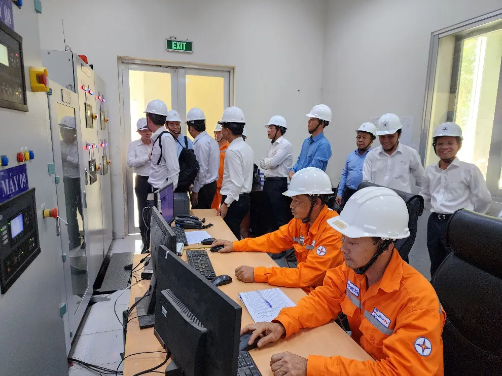 Giây phút phát điện hòa lưới 4 tổ máy 1.600 kW evnspc3-7765.png