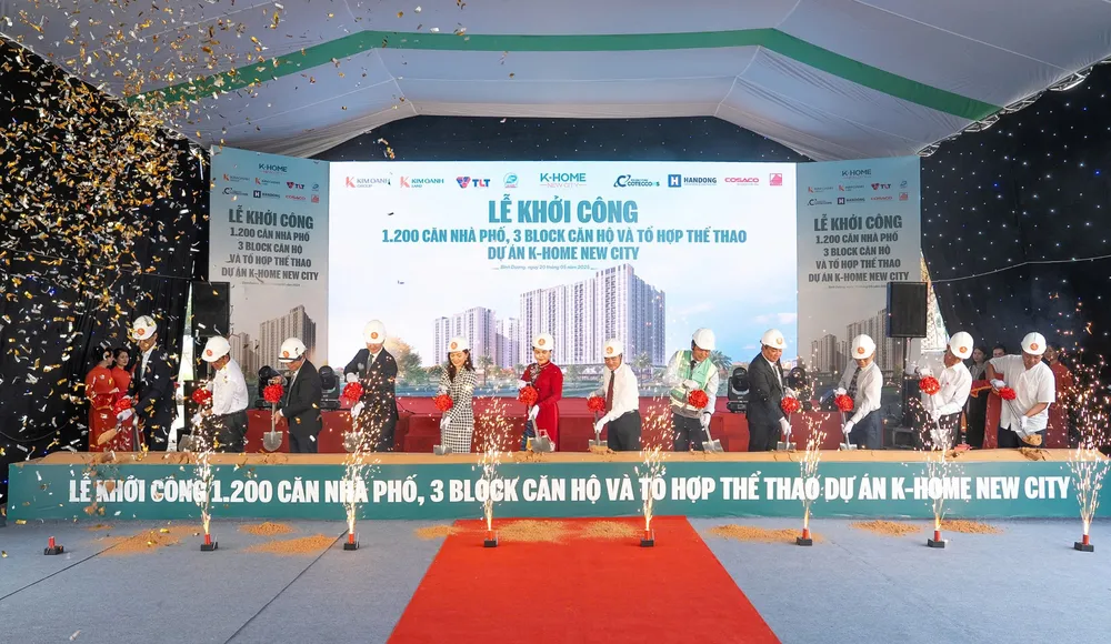 Ban lãnh đạo Kim Oanh Group và các đối tác, khách mời thực hiện nghi thức khởi công xây dựng 1.200 căn nhà phố, 3 block căn hộ và tổ hợp thể thao dự án K-Home New City.