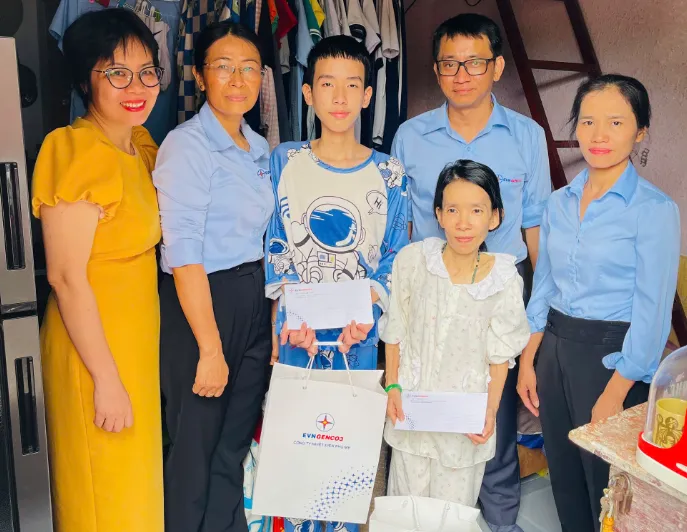 Thăm hỏi và tặng quà cho các cháu có hoàn cảnh khó khăn Picture3.png
