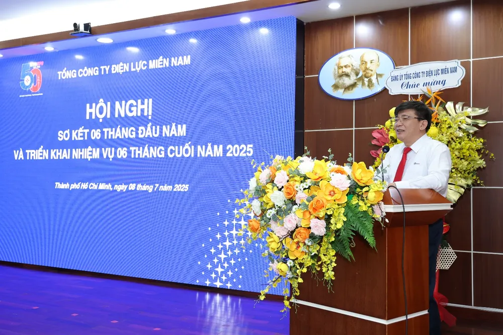 Bí thư Đảng ủy, Chủ tịch HĐTV EVNSPC Lê Văn Trang tiếp thu chỉ đạo của Chủ tịch HĐTV EVN Picture3.png