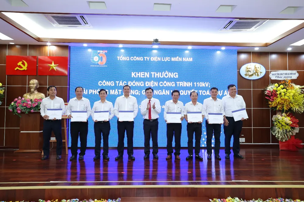 Tổng giám đốc EVNSPC Nguyễn Phước Đức khen thưởng các tập thể có thành tích xuất sắc trong công tác đóng điện các công trình 110kV Picture4.png