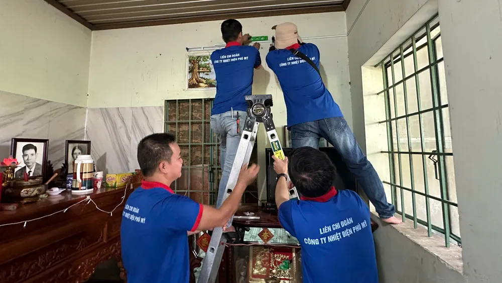 Sửa điện cho các gia đình chính sách có hoàn cảnh khó khăn Picture3.png