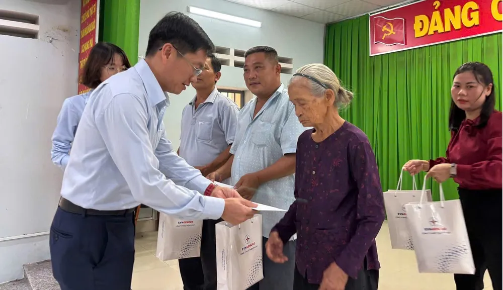 Trao tặng quà cho các gia đình chính sách Picture4.png