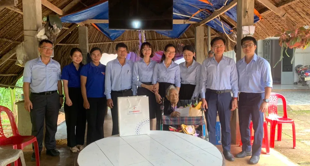 Thăm hỏi và tặng quà cho Mẹ Việt Nam Anh hùng Dương Thị Đành Picture5.png