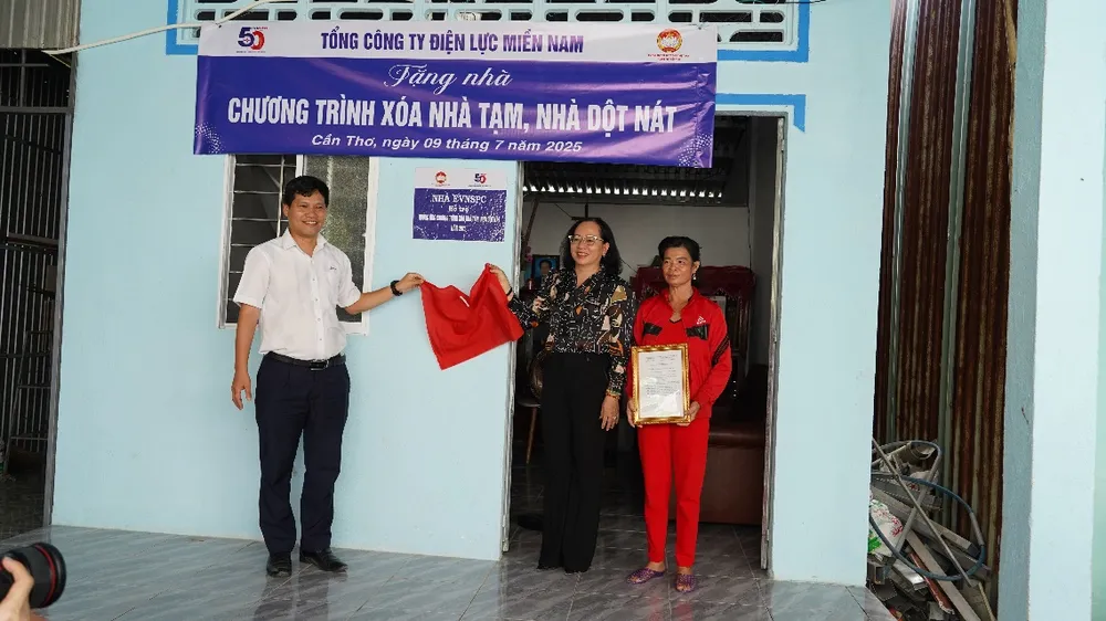 Ông Bùi Quốc Hoan – Phó Tổng giám đốc EVNSPC và Bà Nguyễn Thúy Hằng - Phó Chủ tịch Ủy ban MTTQ Việt Nam TP Cần Thơ thực hiện nghi thức khánh thành nhà tại hộ gia đình bà Trần Ngọc Lây, xã Đồng Thuận Picture10.png