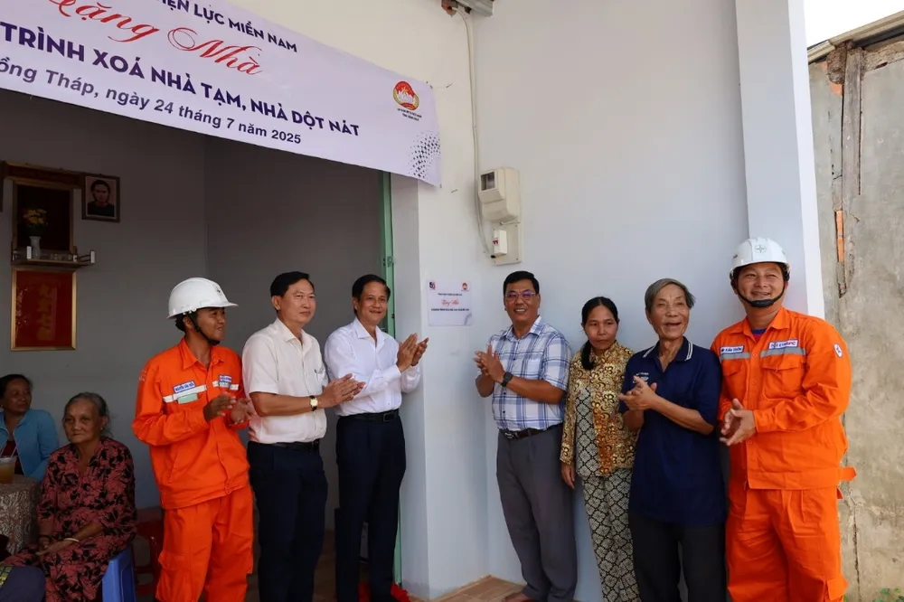 Ông Bành Đức Hoài - Thành viên HĐTV EVNSPC (thứ 3 từ trái sang) và ông Nguyễn Anh Tuấn - Phó Chủ tịch UBND xã Tân Long (thứ 4 từ phải sang) thực hiện nghi thức bàn giao nhà cho gia đình ông Nguyễn Văn Chẻm (xã Tân Long, tỉnh Đồng Tháp) Picture9.png