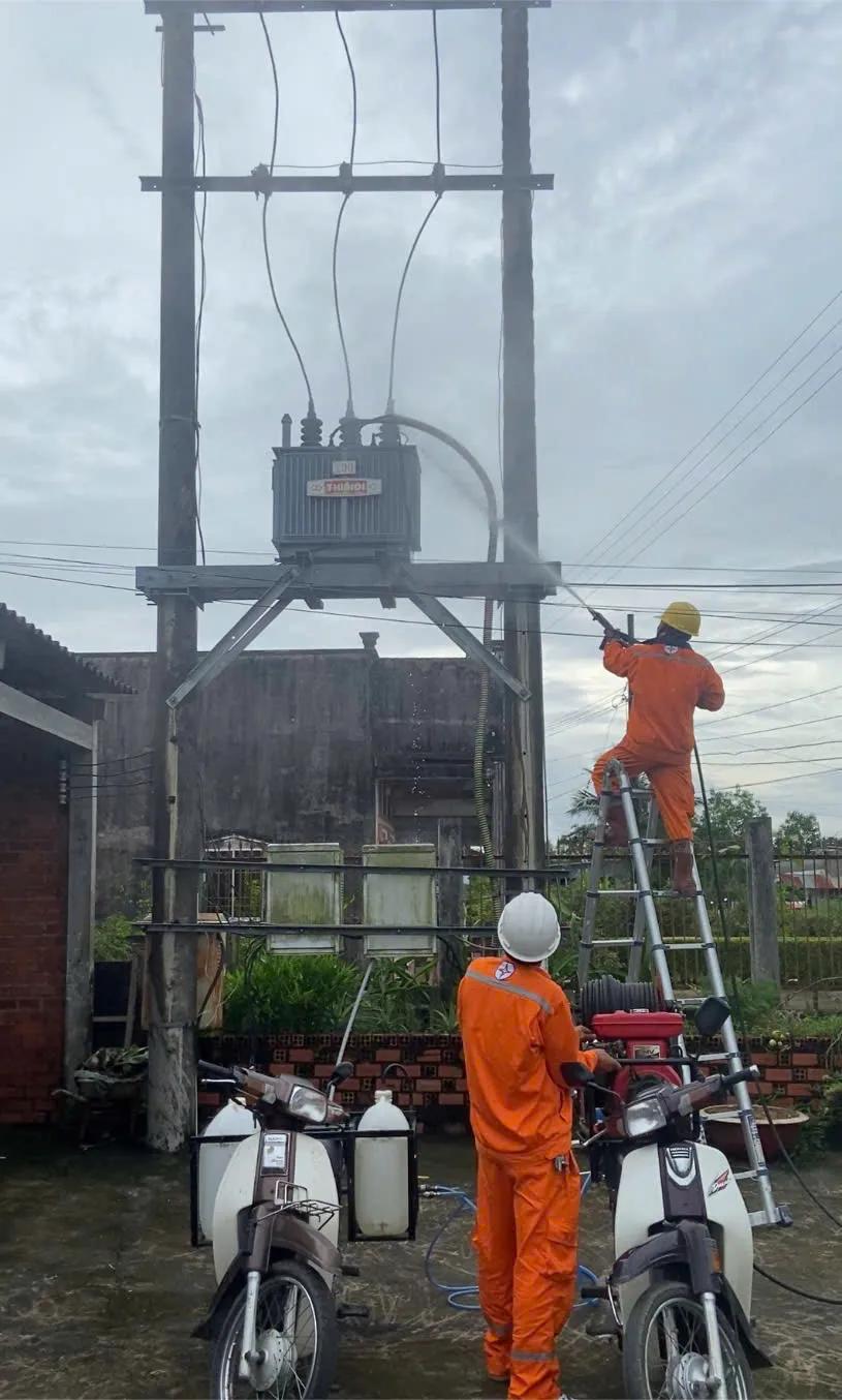 Cải tiến kỹ thuật vệ sinh hotline trên xe 2 bánh áp dụng cho những khu vực xe tải không vào được của Công ty Điện lực Cà Mau CM(1).jpg