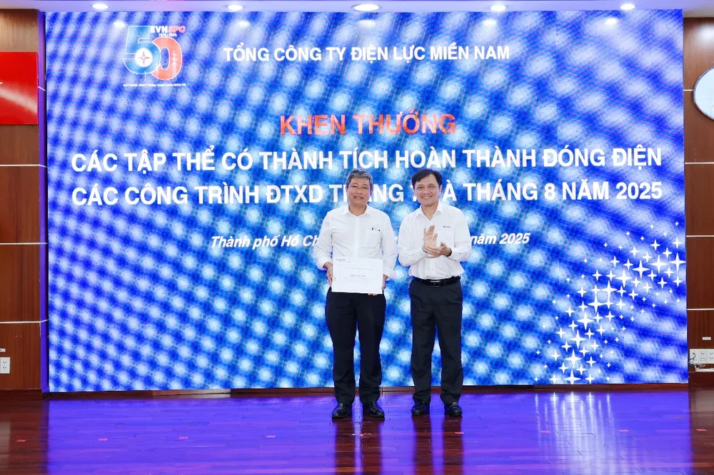 Tổng giám đốc EVNSPC Nguyễn Phước Đức khen thưởng Trung tâm Điều độ Hệ thống điện miền Nam (thuộc Công ty TNHH MTV Vận hành hệ thống điện và Thị trường điện Quốc gia) có thành tích góp phần trong công tác đóng điện các công trình đầu tư xây dựng tháng 7 và 8-2025 của EVNSPC Picture2.png
