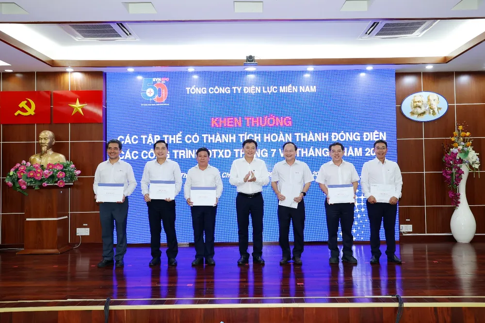 Phó Tổng giám đốc EVNSPC Đào Hoà Bình khen thưởng các tập thể có thành tích hoàn thành đóng điện các công trình đầu tư xây dựng tháng 7 và tháng 8-2025 Picture3.png