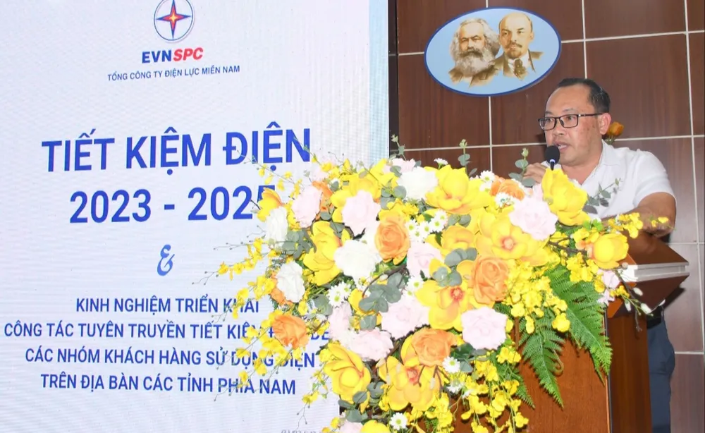 Ông Trần Đình Hoàng - Phó trưởng Ban Truyền thông EVNSPC - phát biểu tại hội nghị “Sử dụng năng lượng tiết kiệm và hiệu quả” HÌNH HOÀNG EVNSPC.jpg