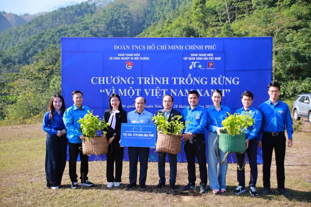 Phó Tổng giám đốc Petrolimex Nguyễn Sỹ Cường trao biển tượng trưng trồng rừng tới đại diện Vườn Quốc gia Xuân Sơn cùng các suất cây giống dành cho đoàn viên thanh niên hai đơn vị