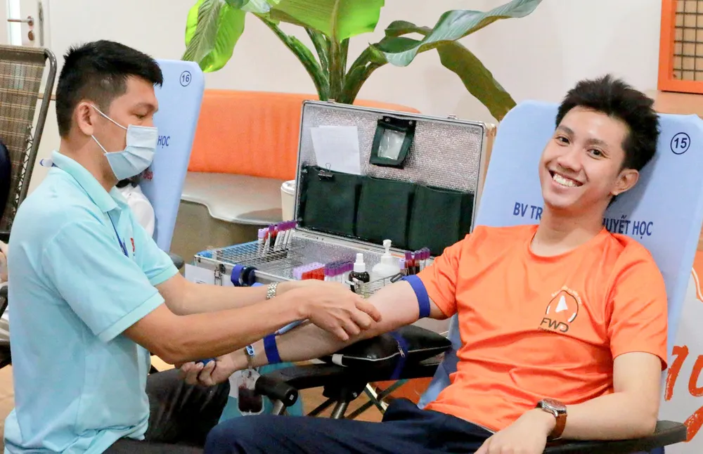 Mỗi nhân viên tại FWD được khuyến khích tham gia các hoạt động thiện nguyện vì cộng đồng thông qua chính sách "Ngày Vì Cộng Đồng - Community Care Volunteering Leave"