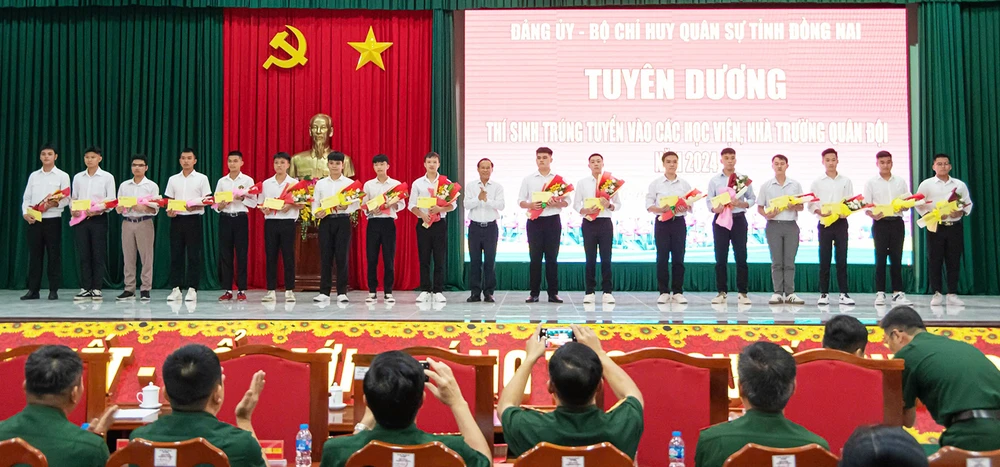  Bộ CHQS tỉnh Đồng Nai tuyên dương thí sinh trúng tuyển các học viện, nhà trường quân đội năm 2024 