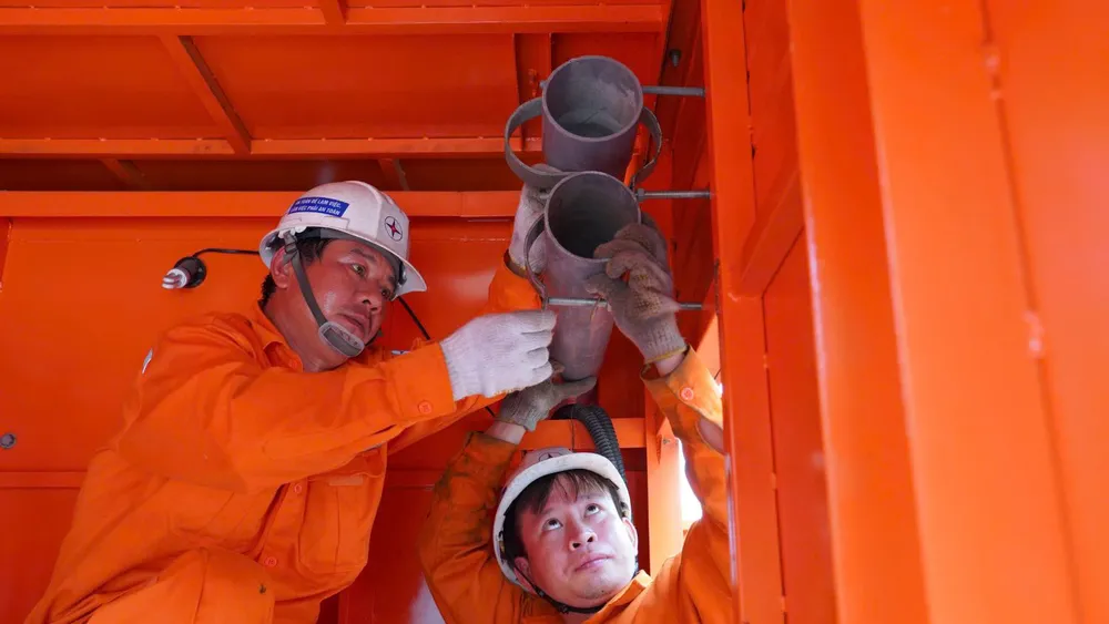 Nhân viên EVNHCMC vận hành hệ thống điện