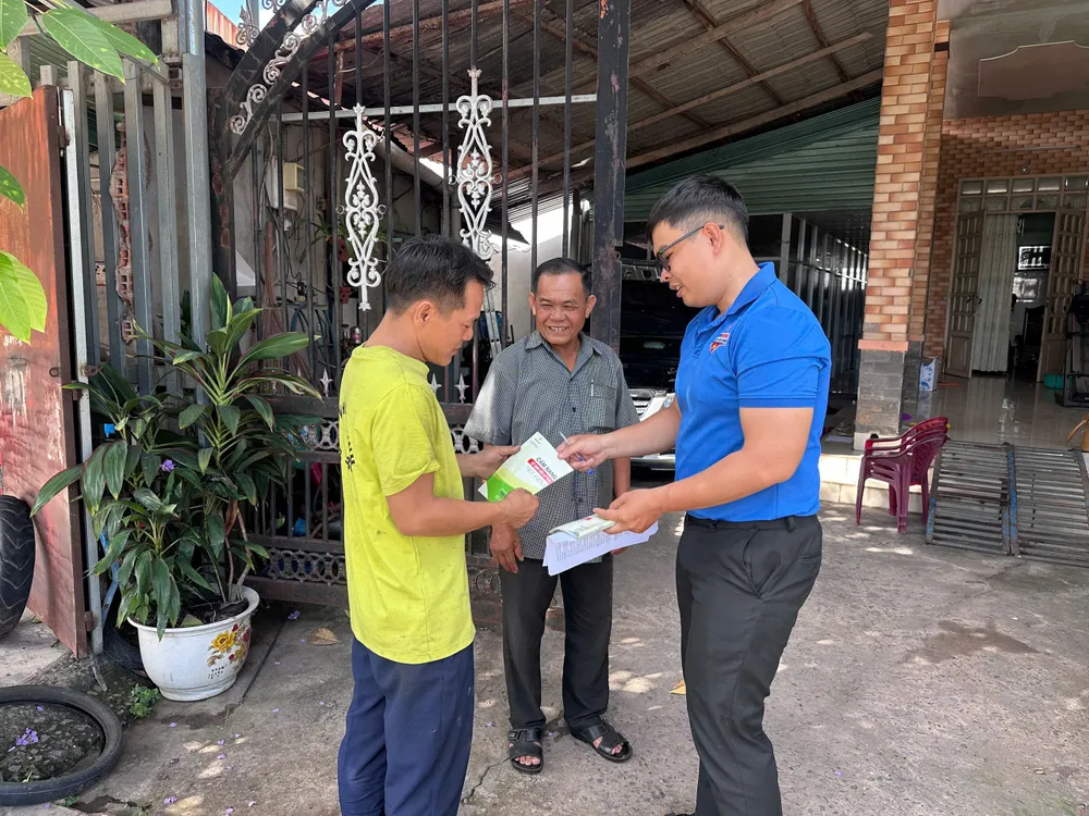 Đoàn viên thanh niên ngành điện TPHCM phát cẩm nang sử dụng điện an toàn đến hộ gia đình XHH 8D.jpg