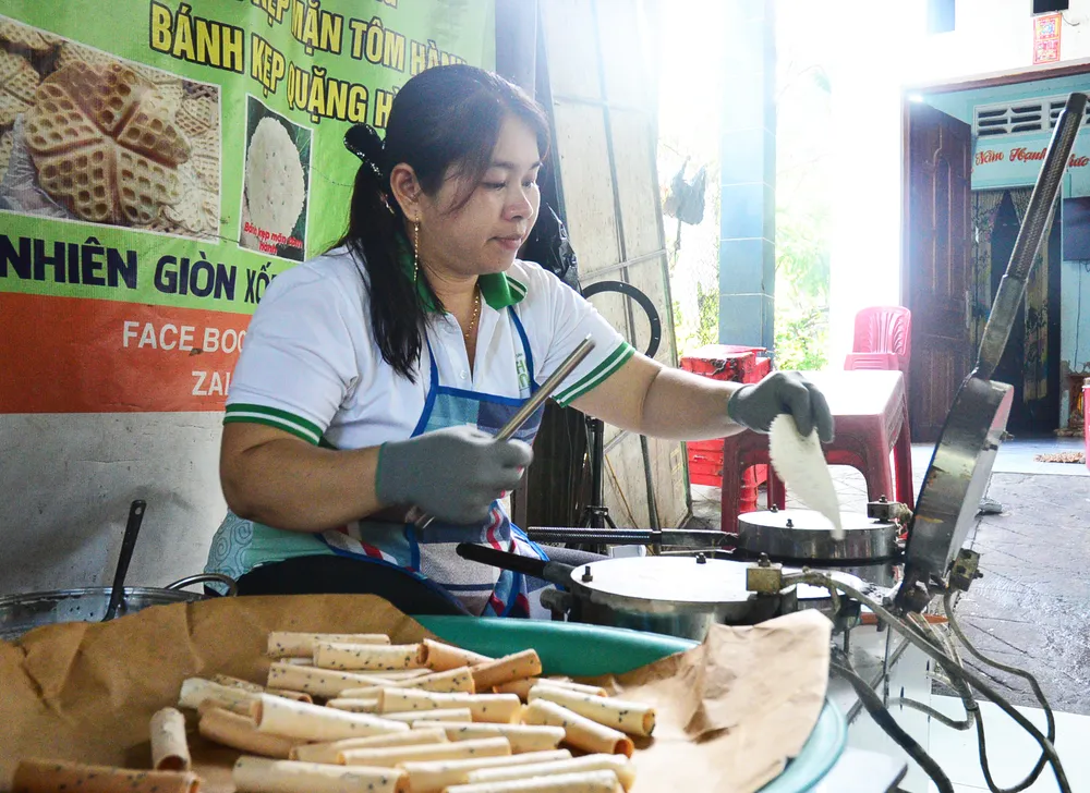 Từ nguồn Quỹ hỗ trợ phụ nữ phát triển kinh tế của Hội LHPN tỉnh Bến Tre, chị Thảo vươn lên khấm khá với cơ sở sản xuất bánh kẹp truyền thống XHH8b.jpg