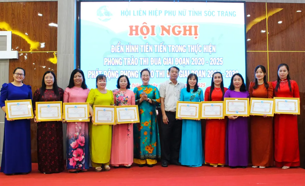 Khen thưởng các điển hình phụ nữ xuất sắc trong phong trào thi đua giai đoạn 2020-2025