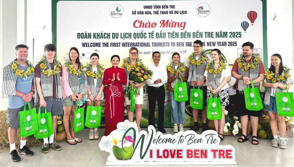 Tàu du lịch phục vụ khách tham quan sông nước hữu tình tại quê hương xứ dừa. Ảnh: TRẦN LỢI