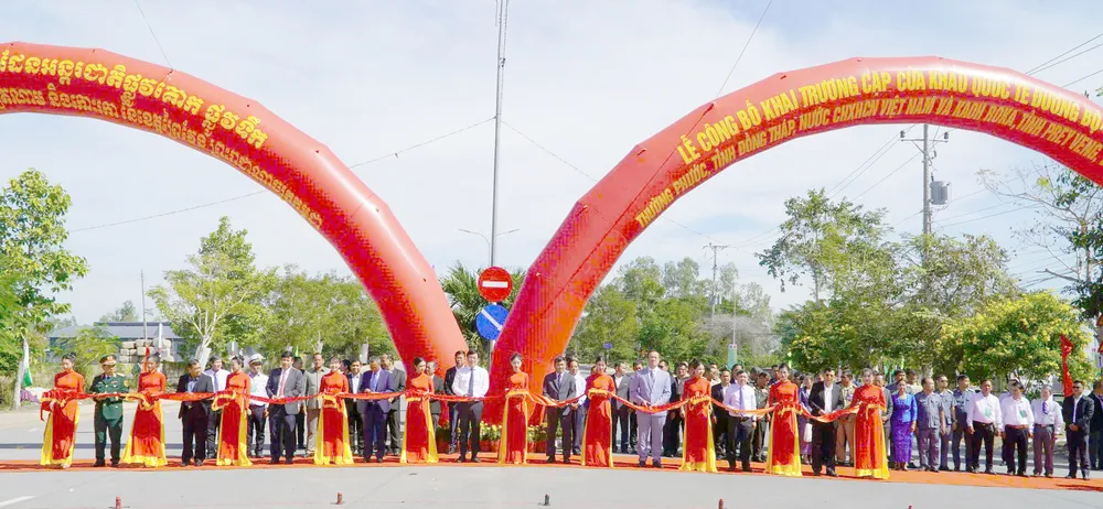 Khai trương cặp cửa khẩu quốc tế đường bộ, đường sông Thường Phước (tỉnh Đồng Tháp) - Kaoh RoKa (tỉnh Prey Veng, Campuchia) mở rộng không gian phát triển