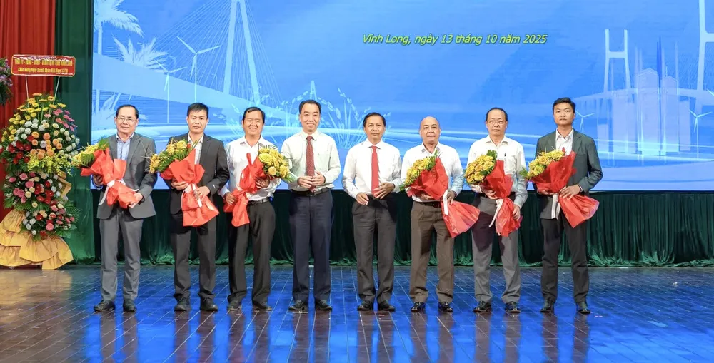 Bí thư Tỉnh ủy Vĩnh Long Trần Văn Lâu và Chủ tịch UBND tỉnh Vĩnh Long Lữ Quang Ngời (thứ 3, 4 từ trái sang) tặng hoa chúc mừng các doanh nghiệp tiêu biểu