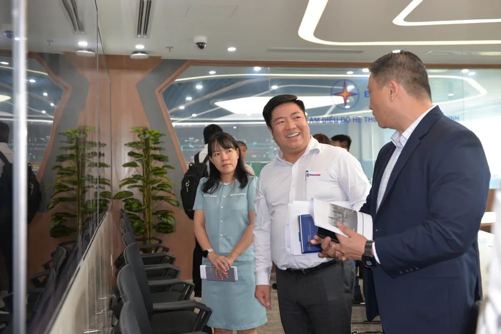 Ông Luân Quốc Hưng, Phó Tổng Giám đốc EVNHCMC (giữa), trao đổi với đối tác Intel tại buổi làm việc