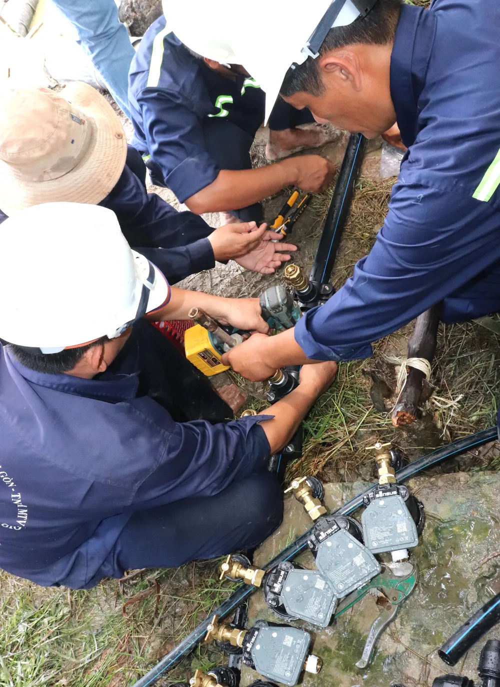 Đồng hồ nước được gắn tập trung gần nhà dân ở cù lao Mỹ Khánh XHH 8D.jpg