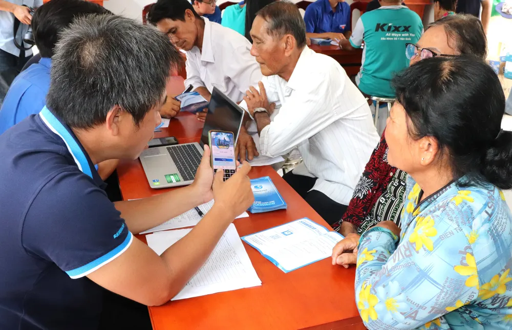 Người dân cù lao Mỹ Khánh cài app SAWACO CSKH và tìm hiểu cách sử dụng