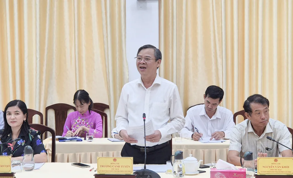 Chủ tịch UBND TP Cần Thơ Trương Cảnh Tuyên phát biểu tại buổi làm việc ngày 11-11