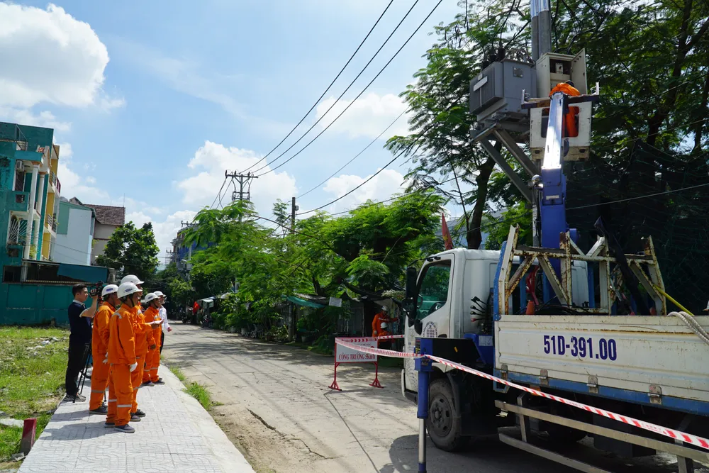 Nhân viên ngành điện TPHCM thường xuyên kiểm tra, bảo trì các thiết bị điện