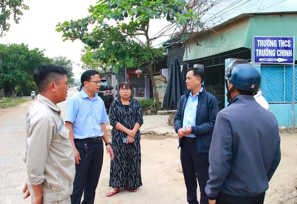 Ông Phạm Văn Phương (thứ 2 từ trái sang) kiểm tra, giám sát việc mở rộng đường giao thông nông thôn ở xã Ia Hiao