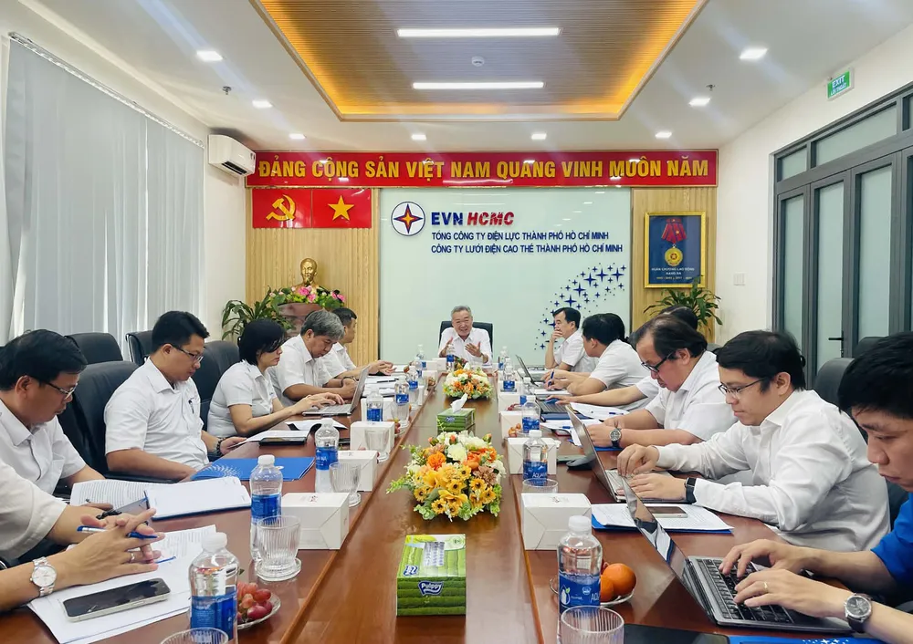Ông Phạm Quốc Bảo, Bí thư Đảng ủy, Chủ tịch HĐTV EVNHCMC, chủ trì buổi làm việc với Công ty Lưới điện cao thế TPHCM