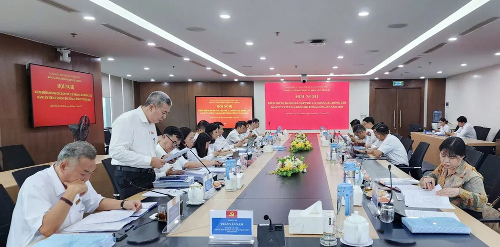 Ông Nguyễn Văn Thanh, Phó Bí thư Đảng ủy, Tổng Giám đốc EVNHCMC báo cáo tại hội nghị