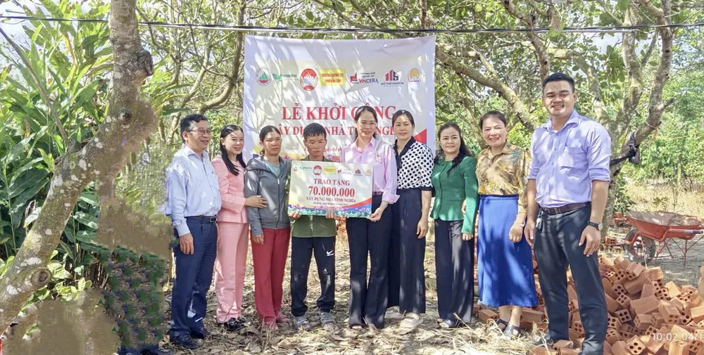 UBND xã Ea Knốp khởi công nhà tình nghĩa cho các hộ nghèo