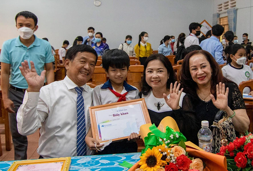 Quỹ Hỗ trợ Giáo dục Lê Mộng Đào trao tặng 100 suất học bổng hiếu học tại Đồng Nai ảnh 3 Quỹ Hỗ trợ Giáo dục Lê Mộng Đào trao tặng 100 suất học bổng hiếu học tại Đồng Nai ảnh 3