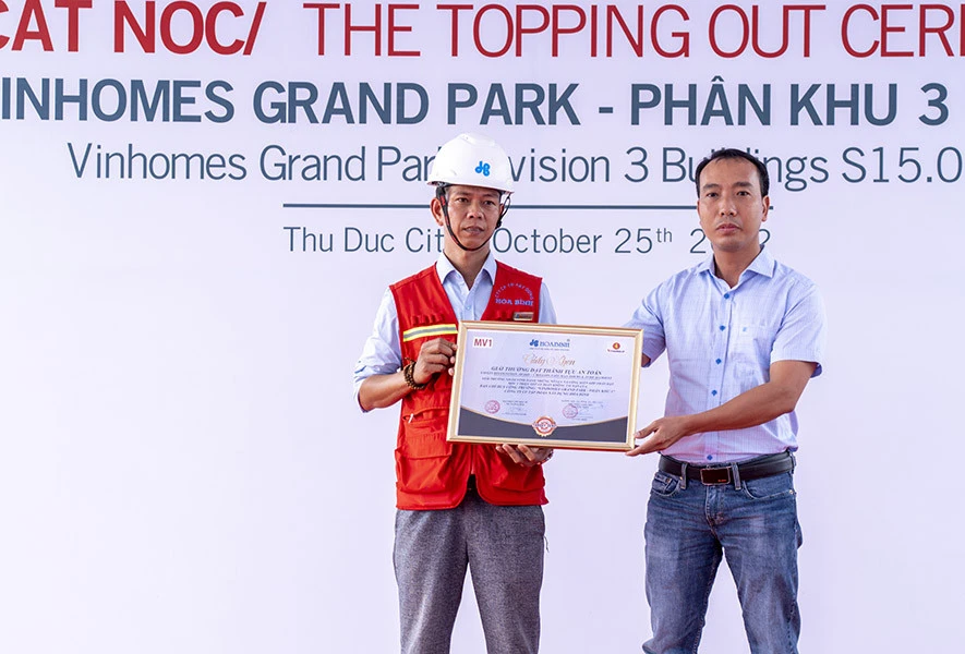 Hòa Bình cất nóc vượt tiến độ dự án VinHomes Grand Park Phân khu 3 ảnh 2 Hòa Bình cất nóc vượt tiến độ dự án VinHomes Grand Park Phân khu 3 ảnh 2