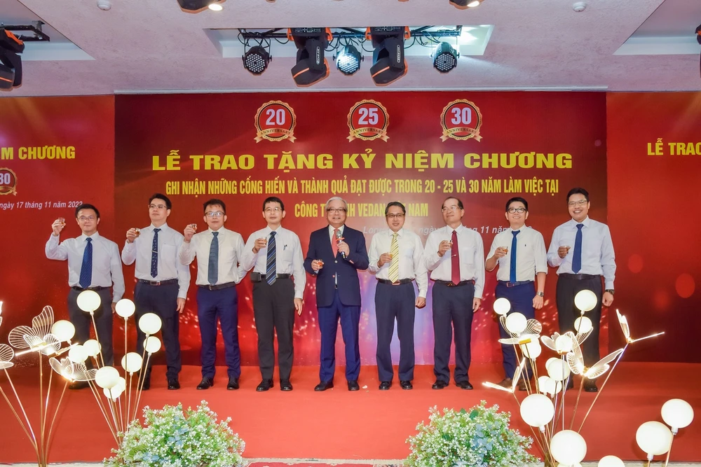 Ban giám đốc công ty chúc mừng CB-CNV nhận kỷ niệm chương năm 2022