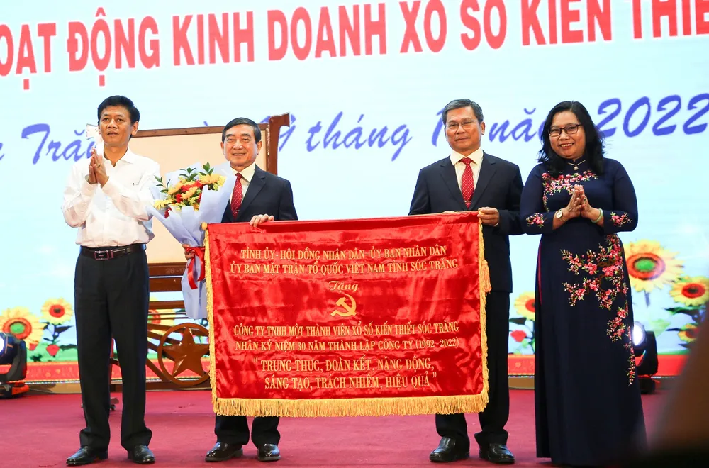 Tập thể Công ty TNHH MTV XSKT Sóc Trăng vinh dự nhận được bức trướng của Tỉnh ủy - HĐND - UBND - Ủy ban MTTQ Việt Nam tỉnh Sóc Trăng khen tặng