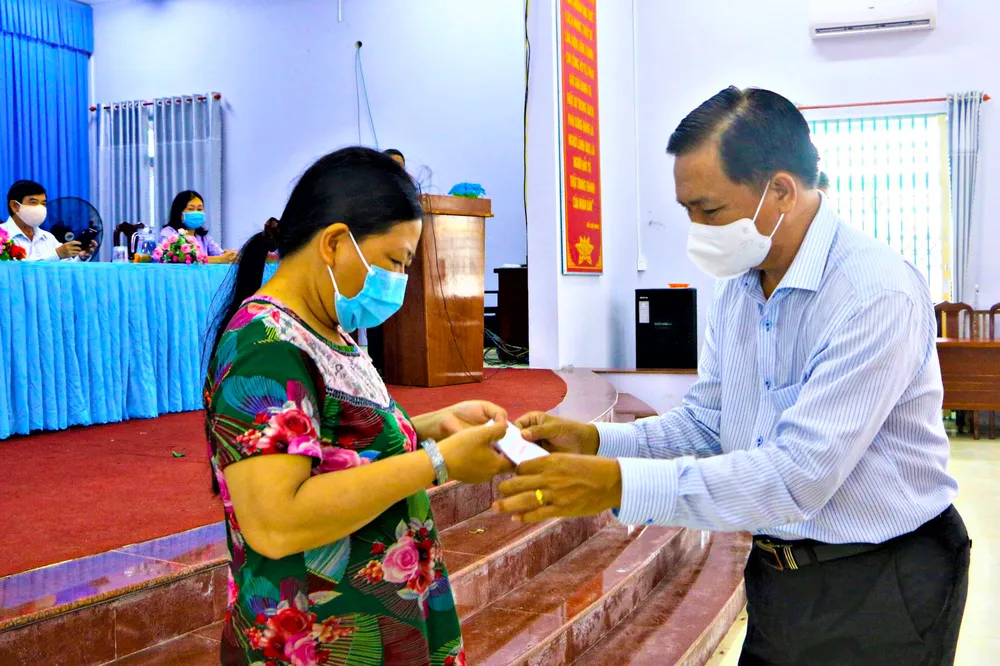 Ông Trần Văn Lâu, Chủ tịch UBND tỉnh, Chủ tịch Hội đồng Giám sát Công ty TNHH MTV XSKT Sóc Trăng trao hỗ trợ cho người bán vé số dạo