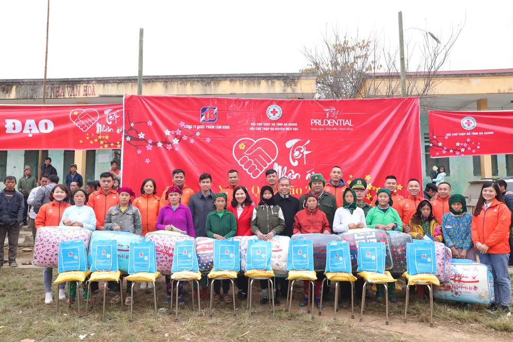 Lãnh đạo Công ty Dược phẩm Tâm Bình trao quà Tết cho người dân