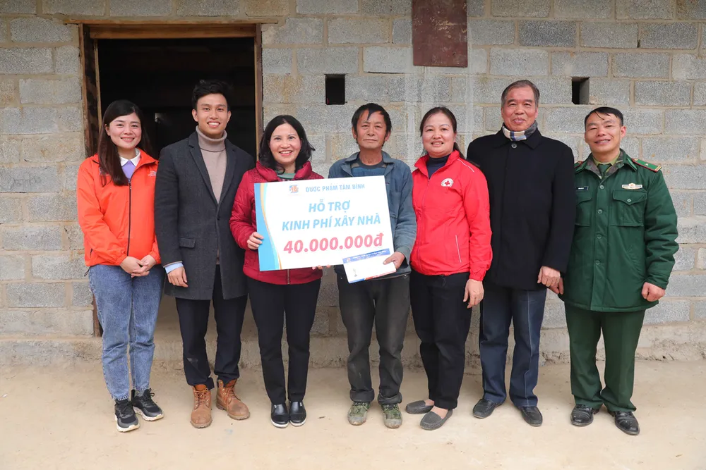 Trao kinh phí xây dựng Nhà nhân ái và tặng quà cho hộ gia đình ông Cứ Mí Cáy