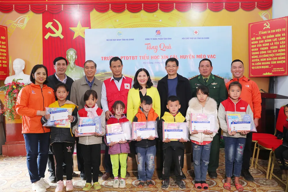 Trao học bổng, quà cho các em học sinh nghèo vượt khó