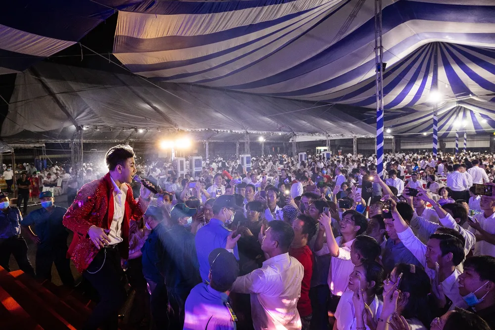 Ca sĩ Akira Phan cùng những bài hát tên tuổi của mình đã khuấy động bầu không khí tại buổi tiệc