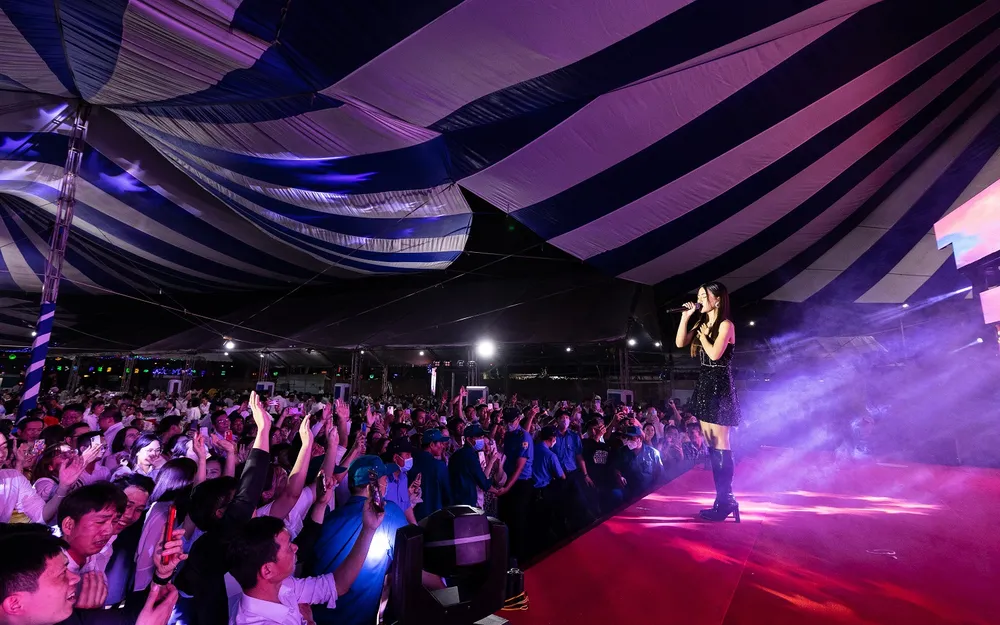 Sự xuất hiện của ca sĩ Hà Nhi đã khiến cho cảm xúc của buổi tiệc như “bùng nổ&quot;